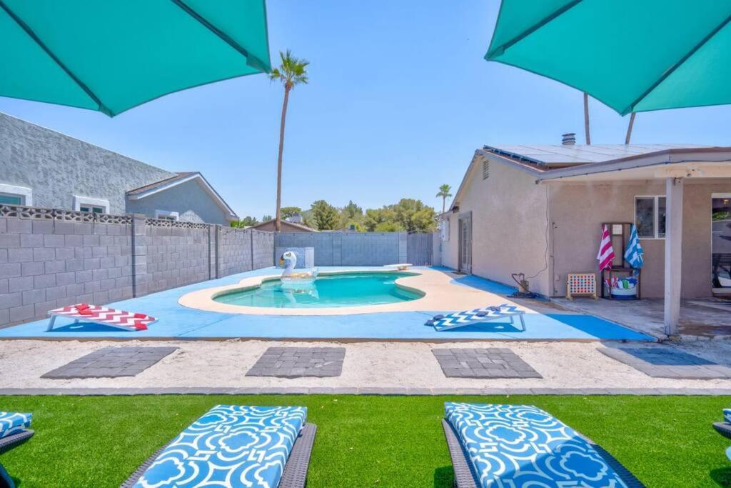 Villa Fab Phx Getaway W/ Pool & Fire Pit à Phoenix Extérieur photo