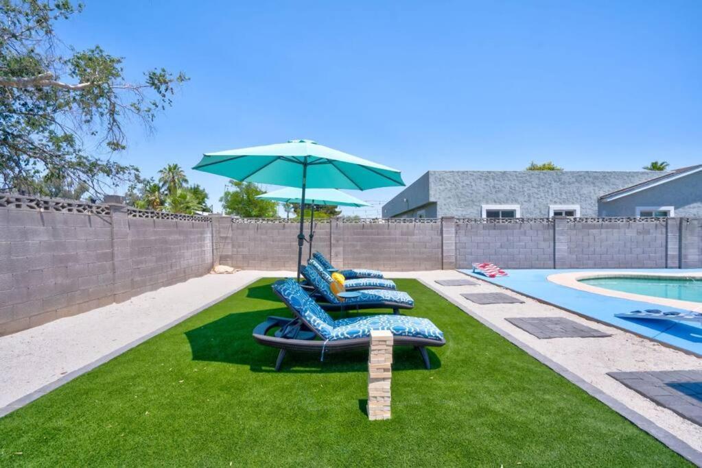 Villa Fab Phx Getaway W/ Pool & Fire Pit à Phoenix Extérieur photo