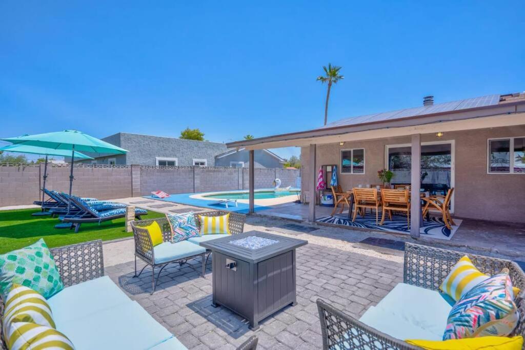 Villa Fab Phx Getaway W/ Pool & Fire Pit à Phoenix Extérieur photo