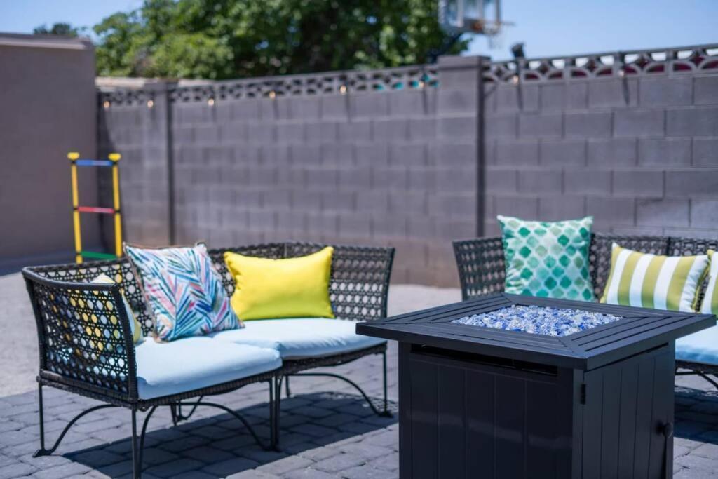 Villa Fab Phx Getaway W/ Pool & Fire Pit à Phoenix Extérieur photo
