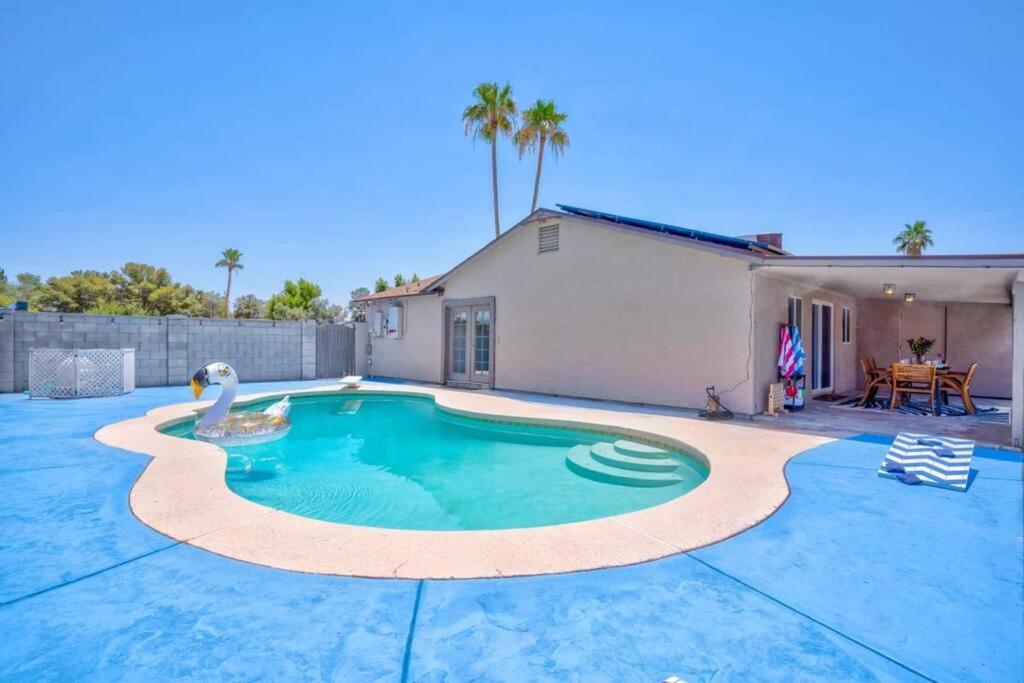 Villa Fab Phx Getaway W/ Pool & Fire Pit à Phoenix Extérieur photo