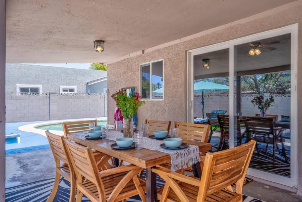 Villa Fab Phx Getaway W/ Pool & Fire Pit à Phoenix Extérieur photo